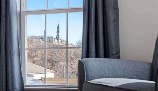 Charming King Suite in Downtown Parkville Walkable in Parkville