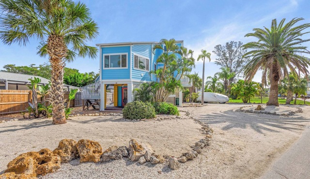 Charming Longboat Village Hideaway–2BR in a Quiet Coastal Neighborhood by RVA in Longboat Key