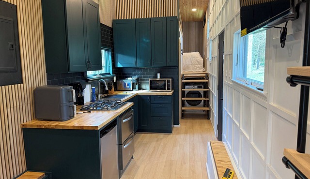 Charming Tiny Home with 1 bedroom and 2 lofts and WiFi, AC in wonderful Dallas. in Dallas