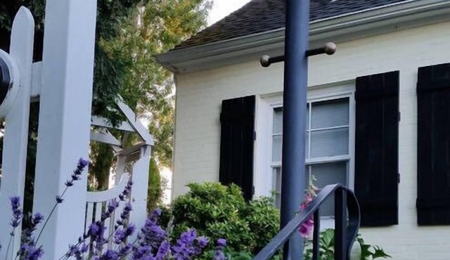 Charming top floor Mother-In-Law studio of Cape Cod Home.