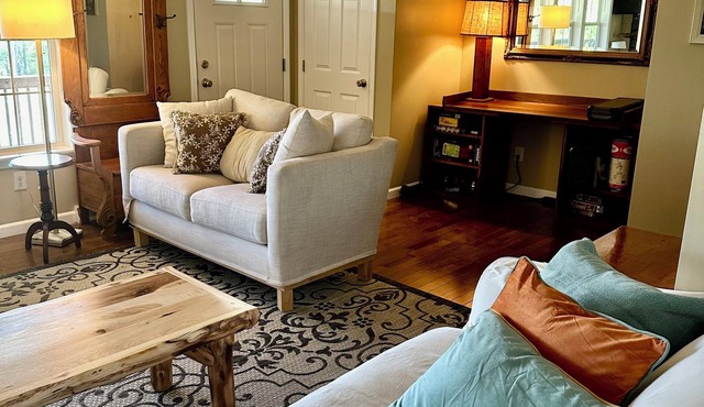 Charming tranquil farm getaway w/private lake, fishing, river. 2 pets free. in Elizabeth