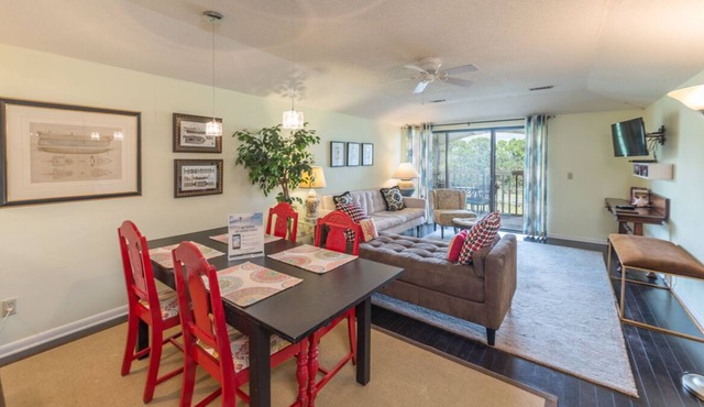 Charming villa with marsh views and wifi; 100 ft to beach in Saint Helena