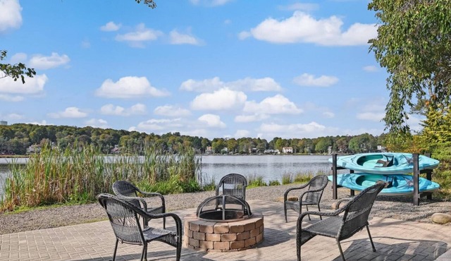 Charming waterfront 3-bedroom house in lovely Tobyhanna with WiFi in Tobyhanna