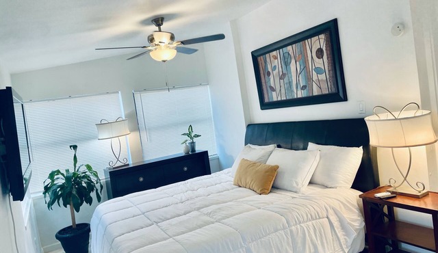 Chic studio A/C and WiFi in delightful Pompano Beach only 3 miles to the beach in Pompano Beach