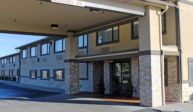 Clean and Comfortable! Pool, Free Parking, Free Breakfast, Pets Allowed Here in Ontario