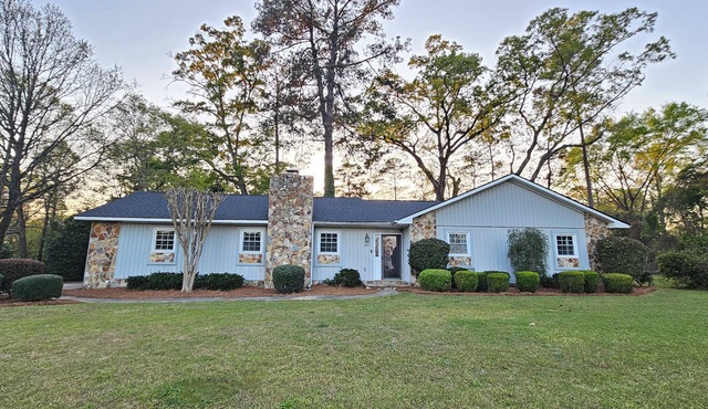 Clean, Safe, and Convenient with Ping Pong and FirePit 3 bedroom sleeps 6 in Warner Robins