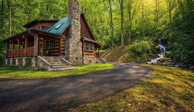 CLEAN Waterfall river cabin min to town in Cherokee