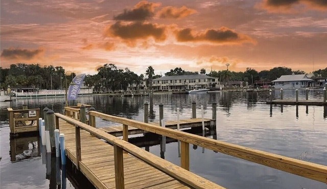 Comfortable 2-bedroom townhome in Homosassa with Pool and Boat dock access.