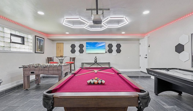 Comfortable Luxurious 4BR Home w/Game Room + Master Suite in Mount Prospect