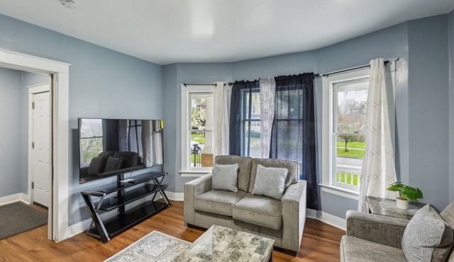 Comfy 3br Flat Close To The Falls 3 Bedroom Apts in Niagara Falls