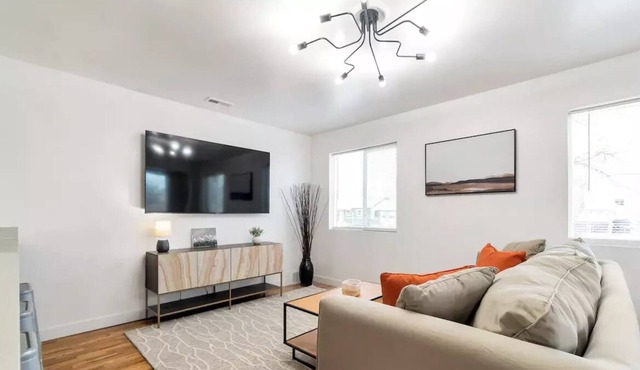 Comfy Cheerful 3 bdrm/2 bath Sugarhouse Cottage