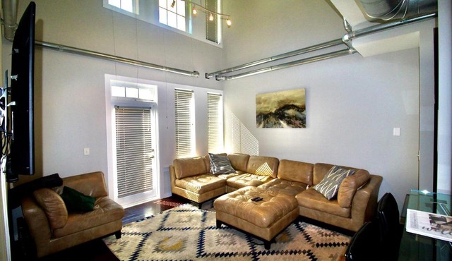 Comfy Industrial Loft 10 Star Location Photo Studio Included