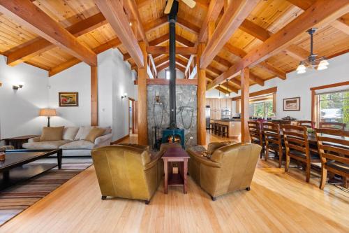 Copperleaf Lodge by Tahoe Getaways - Updated 5BR Alpine Meadows Chalet w Private Hot Tub, Ski Shuttle! in Alpine Meadows