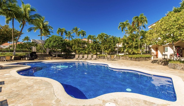 Corner condo on golf course with pool & hot tub access, & private washer/dryer