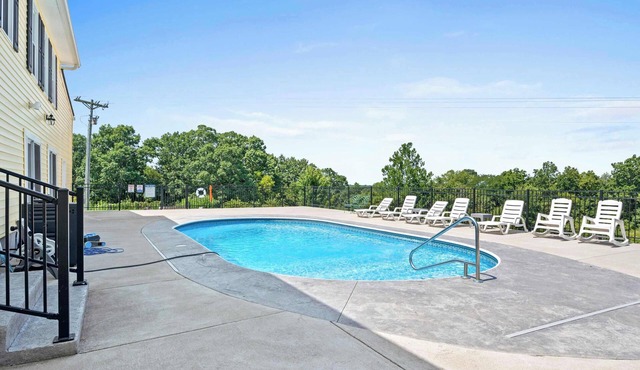 Country Lodge for 18, With Pool and Pond, Near Ark in Williamstown