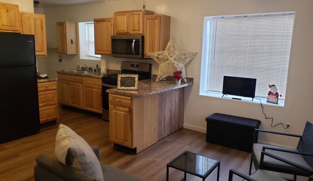 Cozy 2-bedroom house in beautiful Middleton ID, walking distance to Boise river!