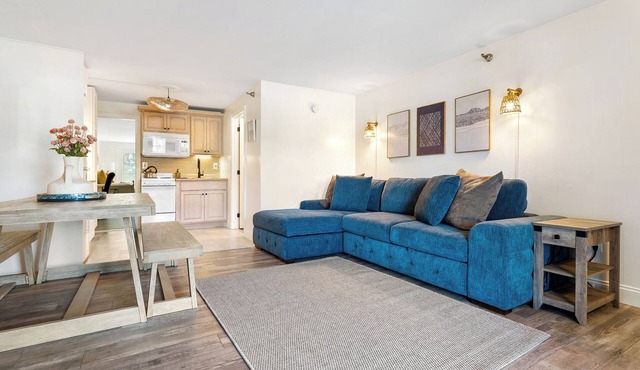 Cozy and Convenient Retreat! King Bed, 2 BA, Pools, AC, walk to everything! in Ogunquit