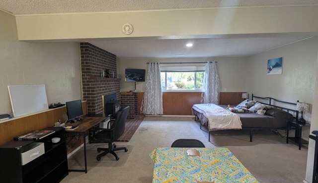 Cozy and Private studio in charming Kirkland near the lake, parks and grocery in Kirkland
