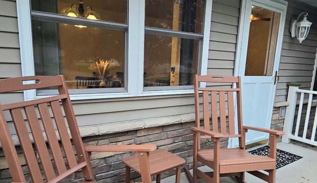 Cozy fall getaway with hot tub, fire pit & family fun near Decorah- sleeps 12 in Decorah