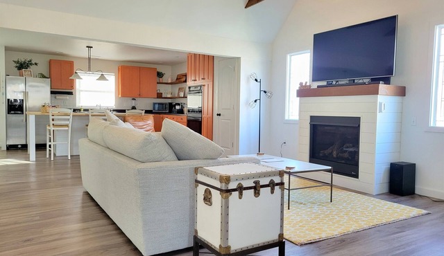 Cozy Family Getaway Steps from Little Paw Paw Lake