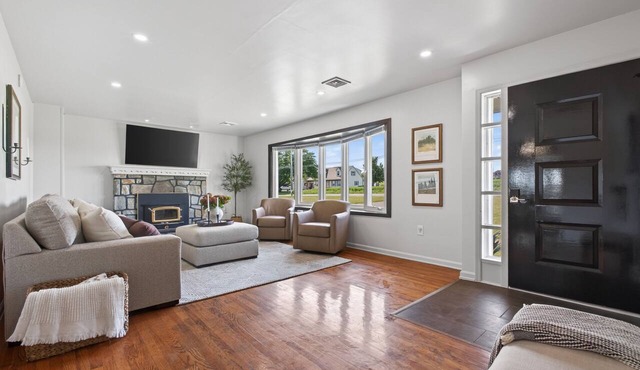 Cozy Farmland Retreat Minutes to Sight & Sound