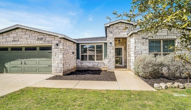 Cozy Lago Vista home with Private Pool table, mile from the stunning Lake Travis in Lago Vista
