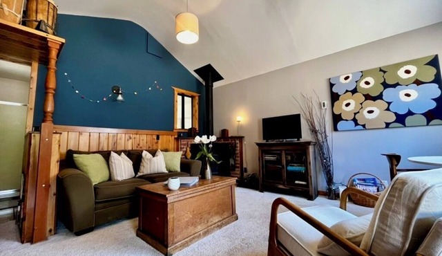 Cozy Mendocino Coast cottage, wood stove and fire pit. Pet friendly!