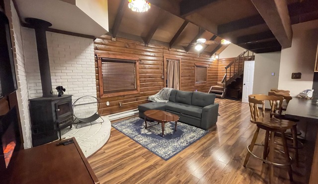 Cozy Poconos Cabin Getaway - 8 min from Kalahari! in Long Pond