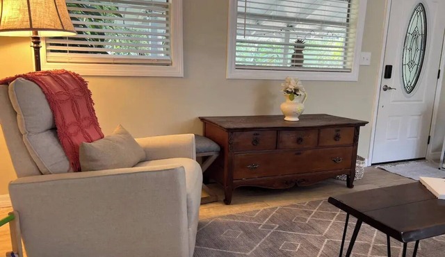 Cozy, Quiet Keystone Cottage. Nestled in a lush Old Florida neighborhood. in Odessa