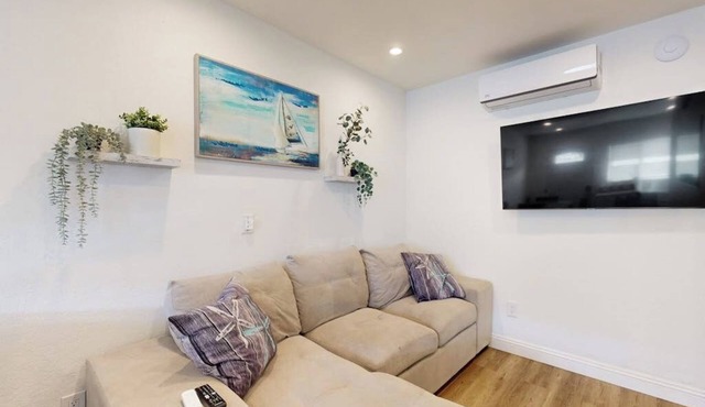 Cozy, Single-Level Getaway with Fast WiFi, Kitchenette, & A/C - Dogs Welcome in Newport Beach