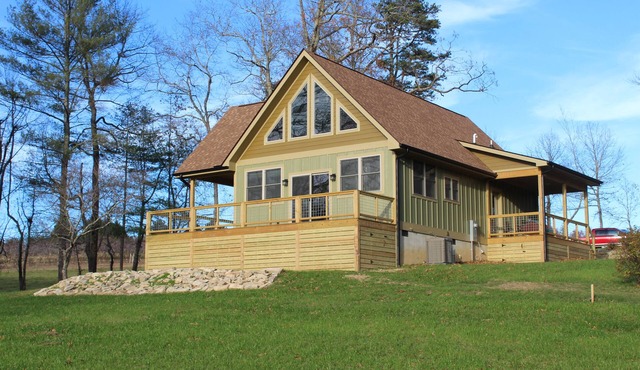 Creekside Cabin w/Jacuzzi, Fire Pit, Views and old rustic appeal!