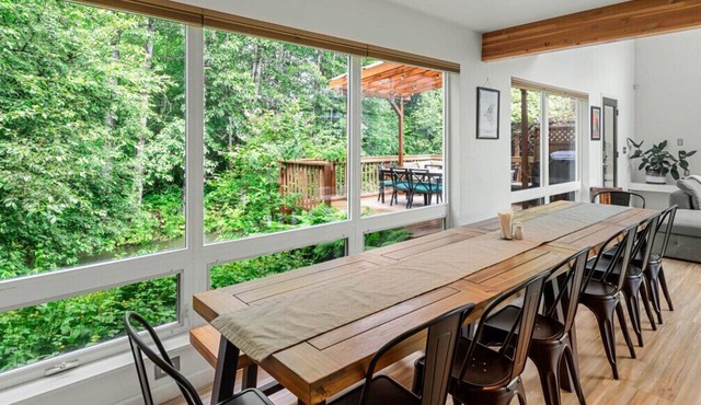Creekside Retreat, King Bed Near Downtown & Trails, sleeps 14! in Anchorage