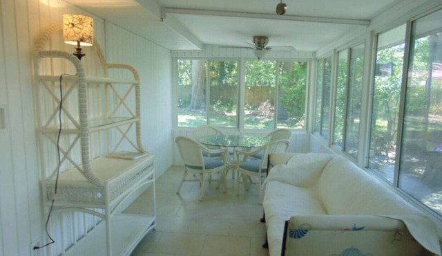 Cummings Lane, Charming 2 BR, 2 BA cottage on SSI