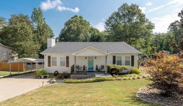 Cute 3 & 2 House with 2 decks and Game Room near Greenville, Greer, TR, Clemson in Taylors