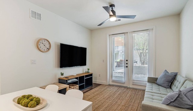 Designer Space near UT 2 King Bed Pool Gym EV WD in Austin