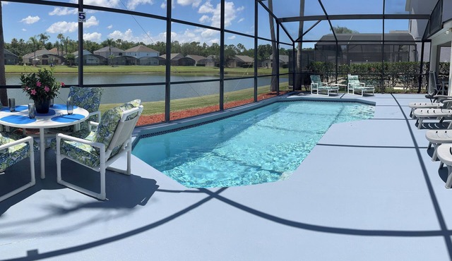 Disney at 15 min - lake view villa - private pool - gated Lake Berkley Resort in Kissimmee