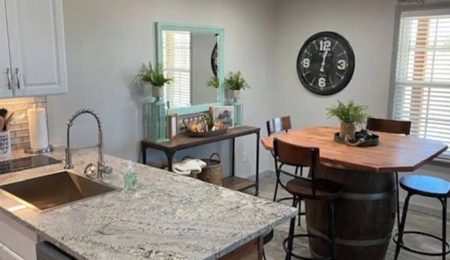 DOUBLE DOWN SUITE : Unit A Casino Retreat & Pickleball court in Thackerville