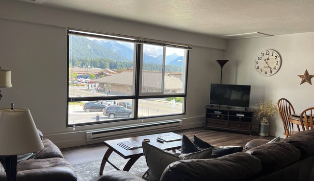 Downtown Apt. 3 w/Ocean & Mountain Views. in Sitka