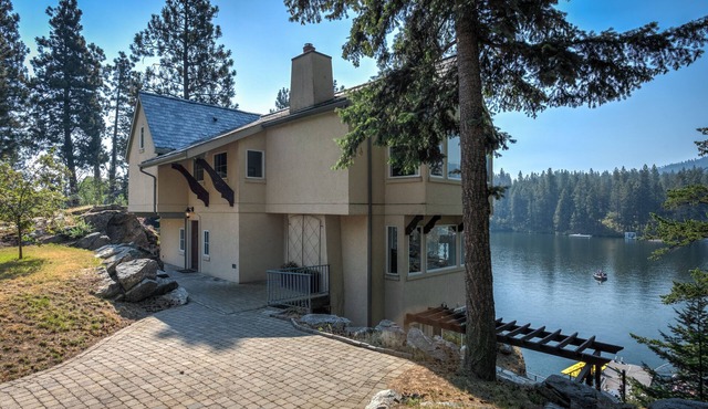 Dynamite View that will have you feeling like you are sitting in the osprey nest in Post Falls