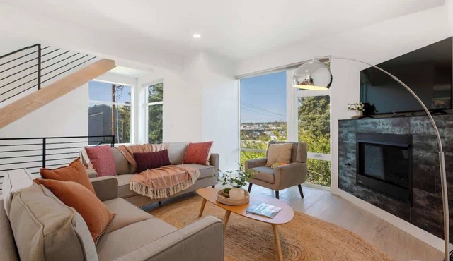 Elevated Escape 4b2b TH w/City & Lake Charm in Seattle