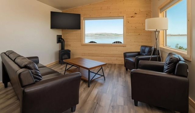 Enjoy Stunning Views Of the Columbia River! Parking, Outdoor Pool and Breakfast in Boardman