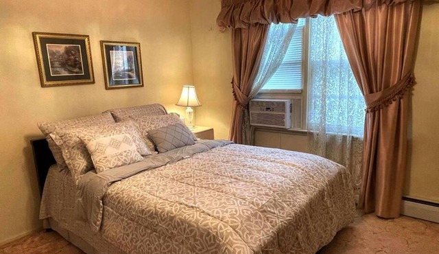 Entire Home in Buffalo - 6 Guests 3 Bedroom 1 Bath - Convenient Location - 25min to Niagara Falls in Buffalo