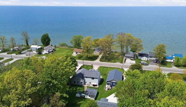 Eriesistable Escape - Lake Views + Hot Tub