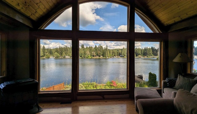 Experience upscale cabin living at Wolf Lodge our rustic, lakeside retreat! in Graham