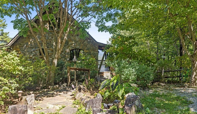 Fairytale 3-bedroom cabin in lovely Black Mountain with Views, WiFi, Hot Tub
