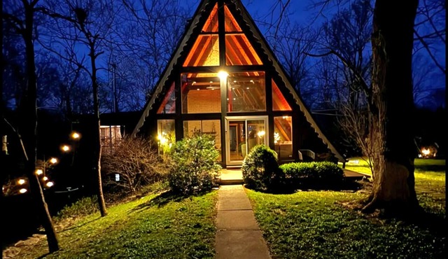 Fairytale A Frame in Cincinnati with hot tub, sauna, and gym. 2 Fenced acres in Cincinnati