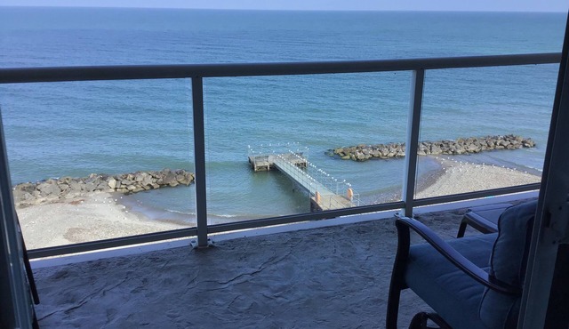 Family Friendly 2br/2ba Lakefront Condo sleeps 6-pool/beach-rent 3/4th free-ask