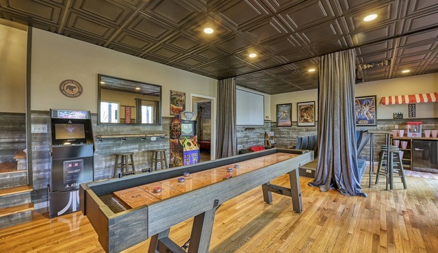 Family Getaway Close to Parkway-w/Theater and Game Room in Pigeon Forge