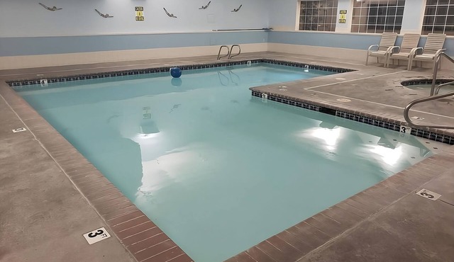 Fantastic View of Pullman! 2 Relaxing Rooms, Pool, Free Breakfast and Parking in Pullman