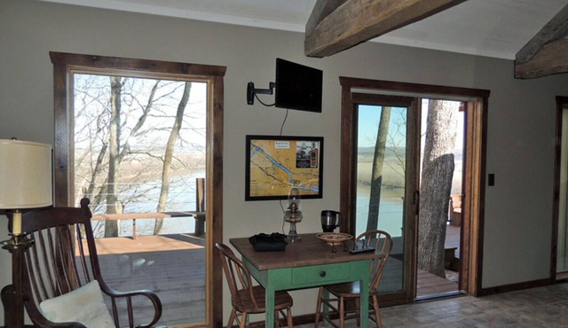 Fish Haus: charming cottage with breathtaking views of the Missouri River! in New Haven